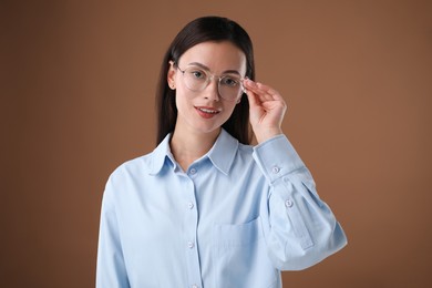 Photo of Portrait of confident businesswoman on brown background