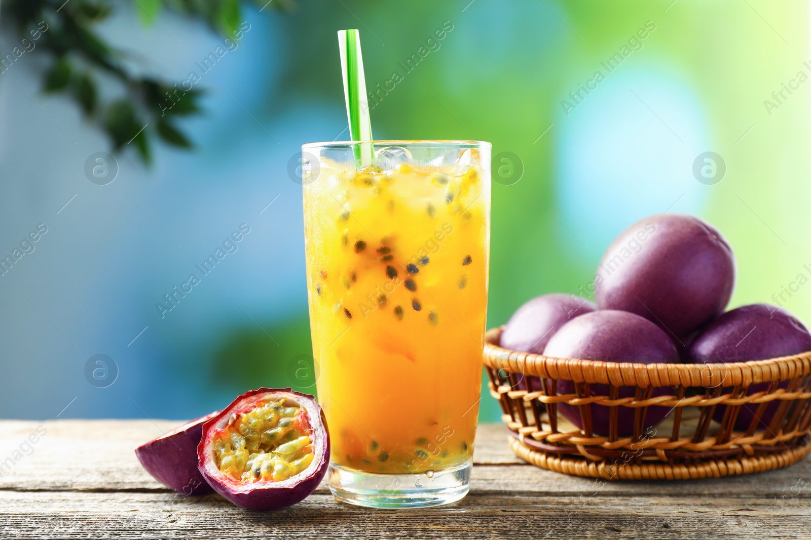 Tasty passion fruit drink and fresh fruits on wooden table Photo of Tasty passion fruit drink and fresh fruits on wooden table