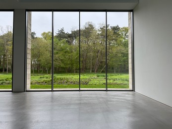Photo of Empty room with panoramic windows and grey floor