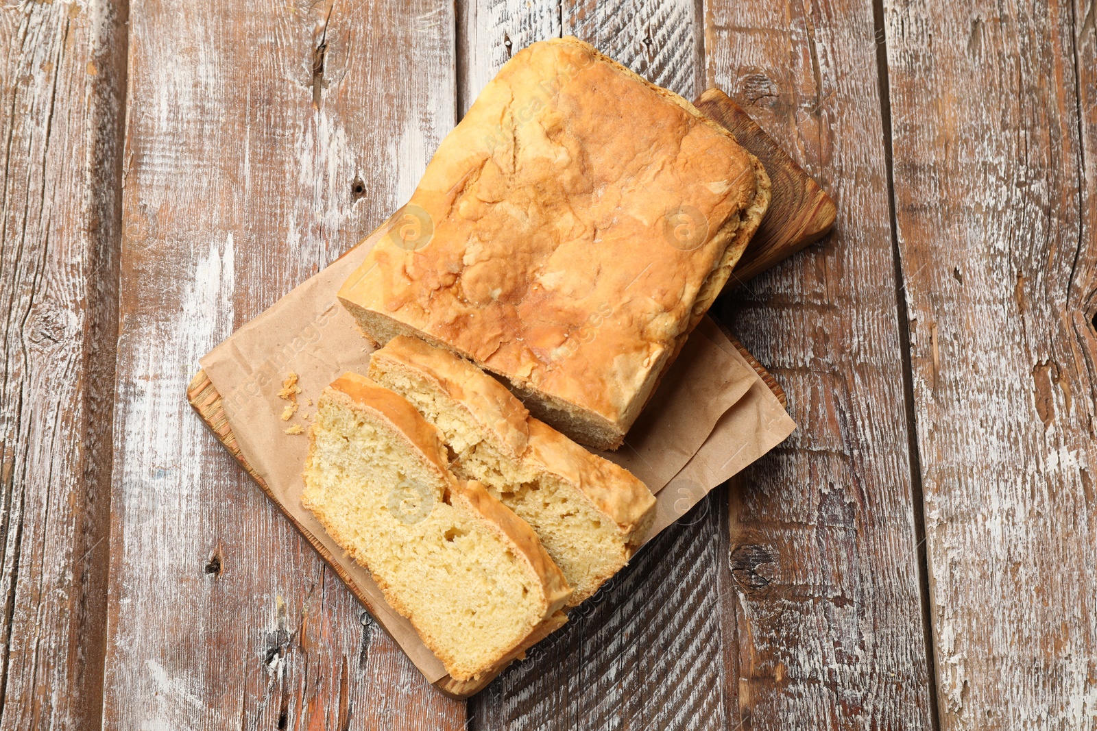 Freshly baked cut cornbread on wooden table, top view Photo of Freshly baked cut cornbread on wooden table, top view