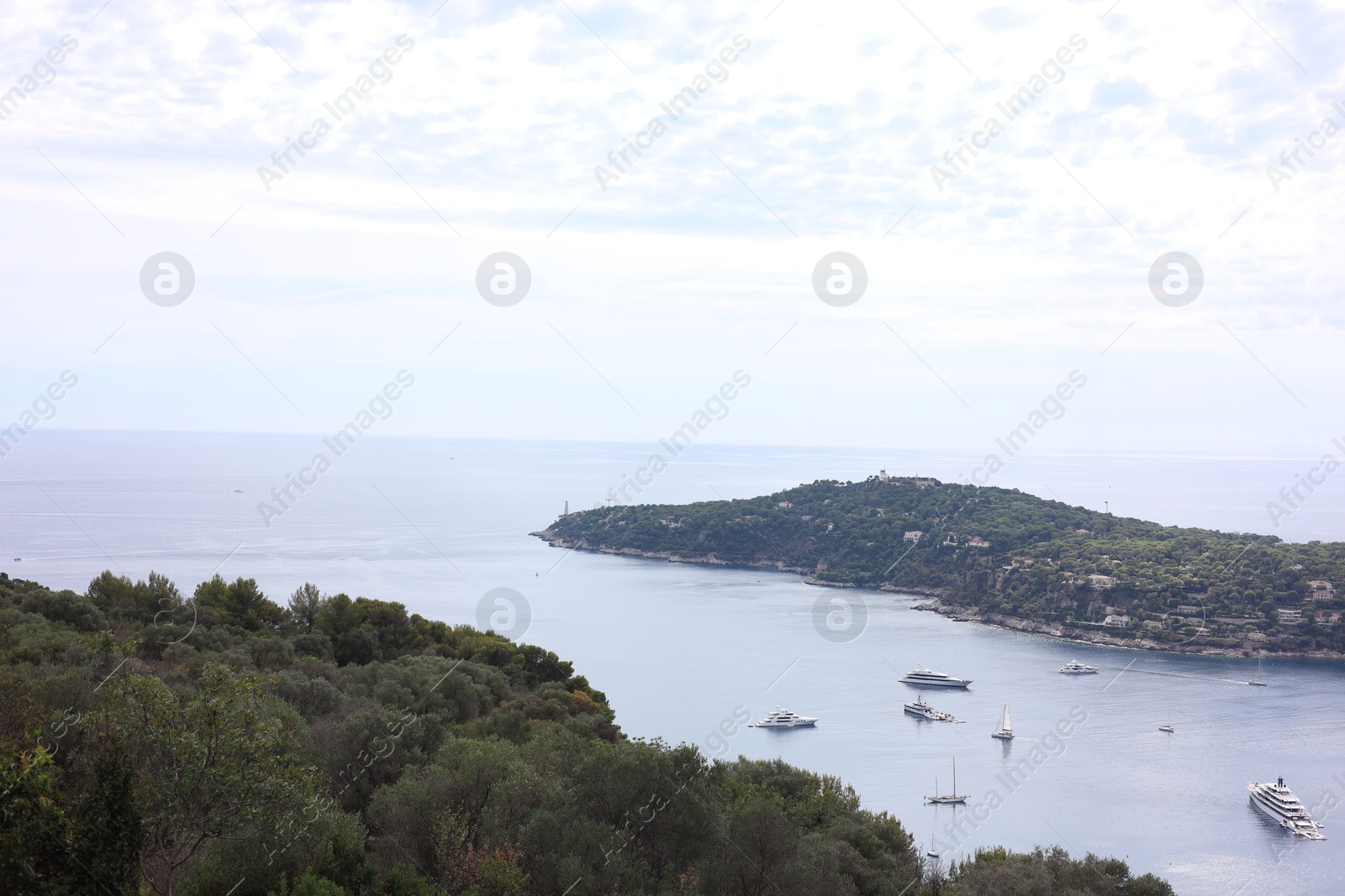 Photo of Picturesque view of city, sea and boats under beautiful sky with clouds