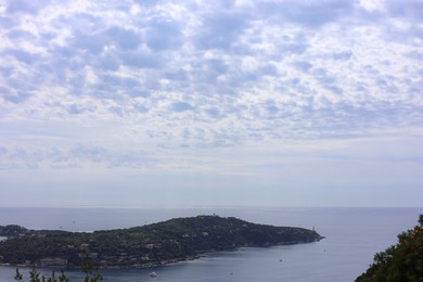 Photo of Picturesque view of city, sea and boats under beautiful sky with clouds