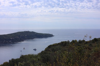 Photo of Picturesque view of city, sea and boats under beautiful sky with clouds