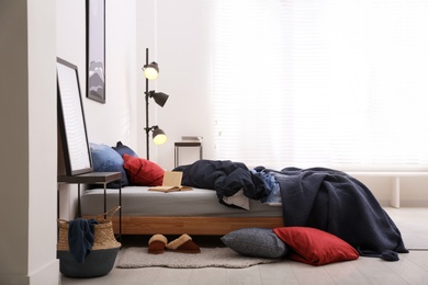 Large bed with stylish linens in room