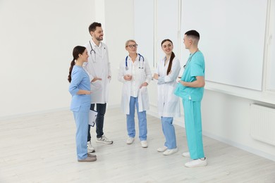 Photo of Medical doctors in uniforms having discussion in clinic