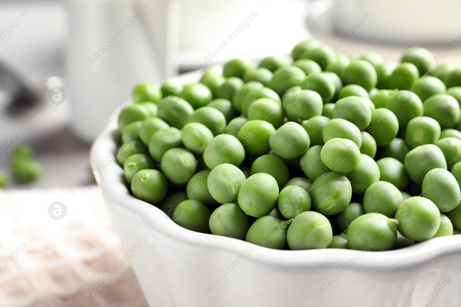 Photo of Bowl with delicious fresh green peas, closeup