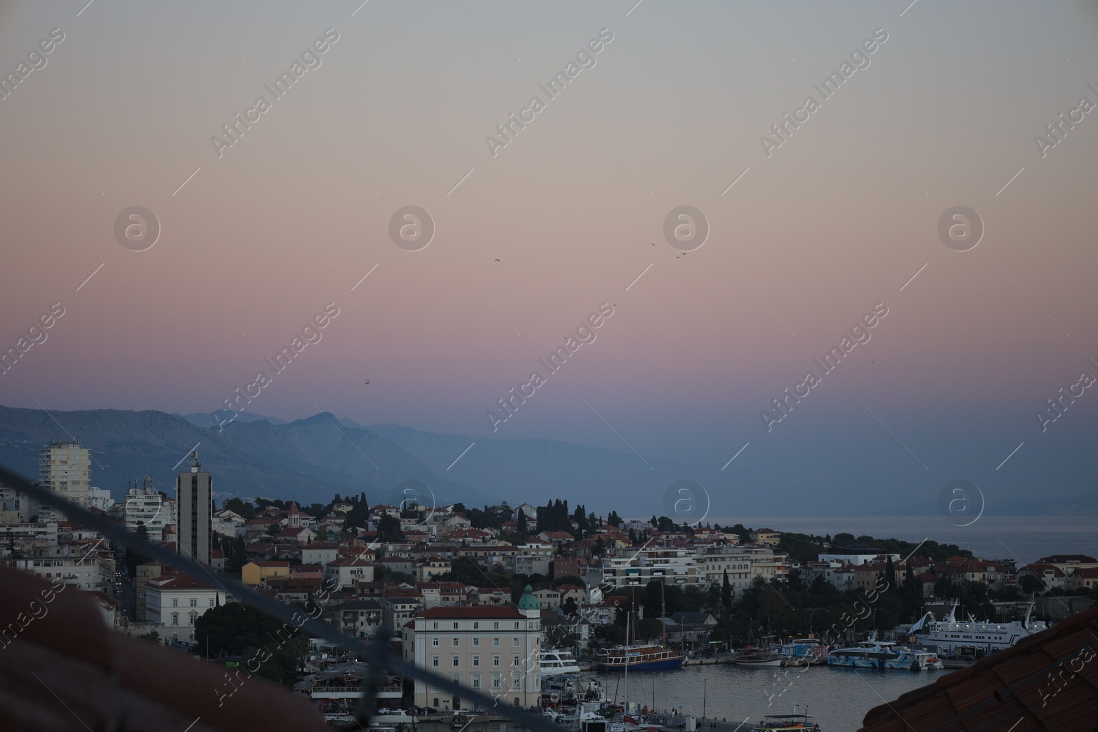 Photo of Picturesque view of beautiful sky over buildings at sunset