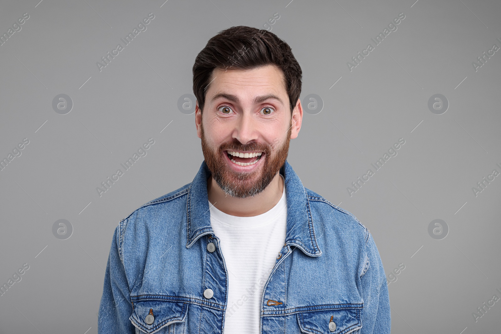 Photo of Portrait of surprised man on grey background