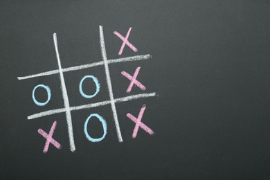 Tic tac toe game drawn on chalkboard