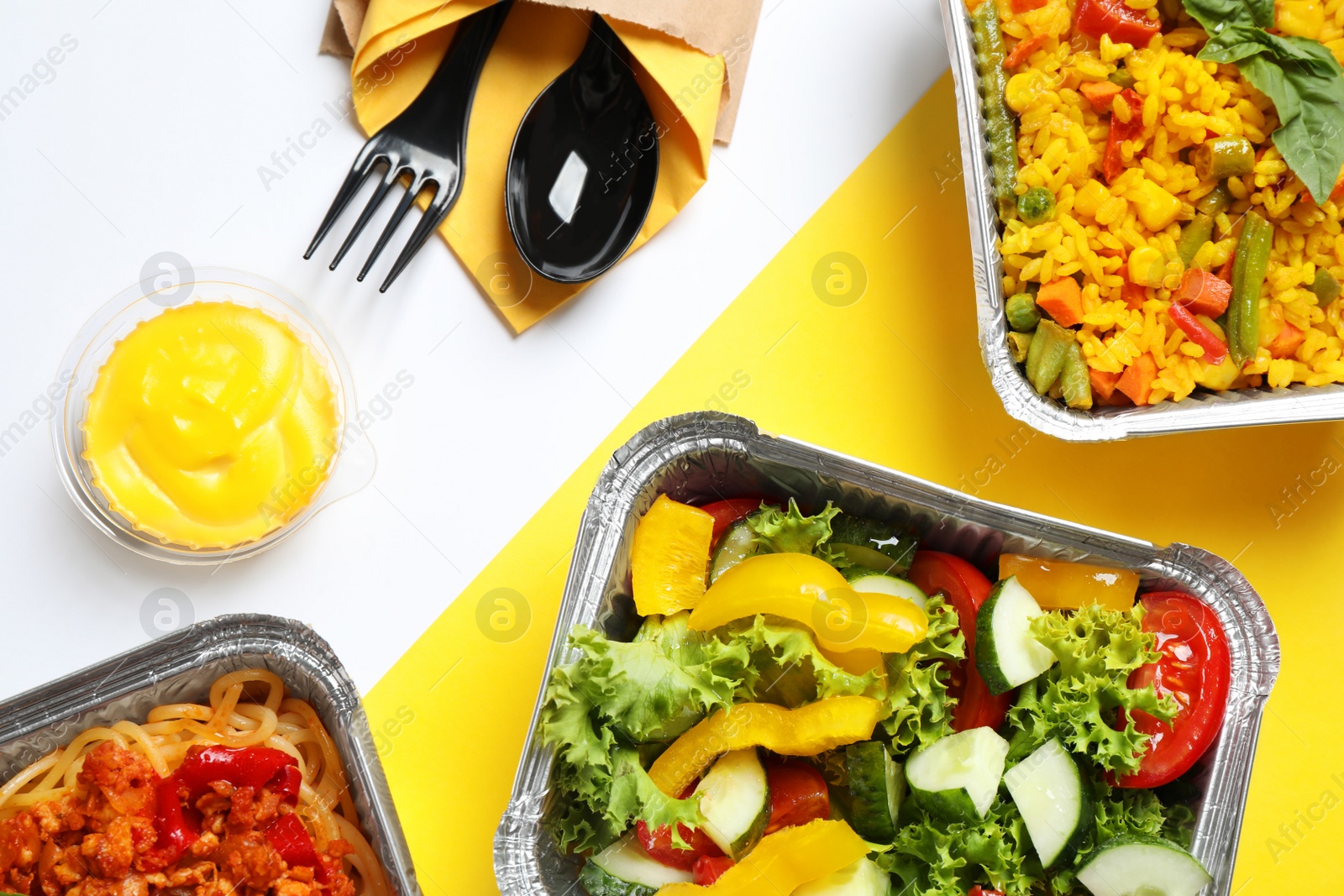 Photo of Lunchboxes on color table, flat lay. Healthy food delivery