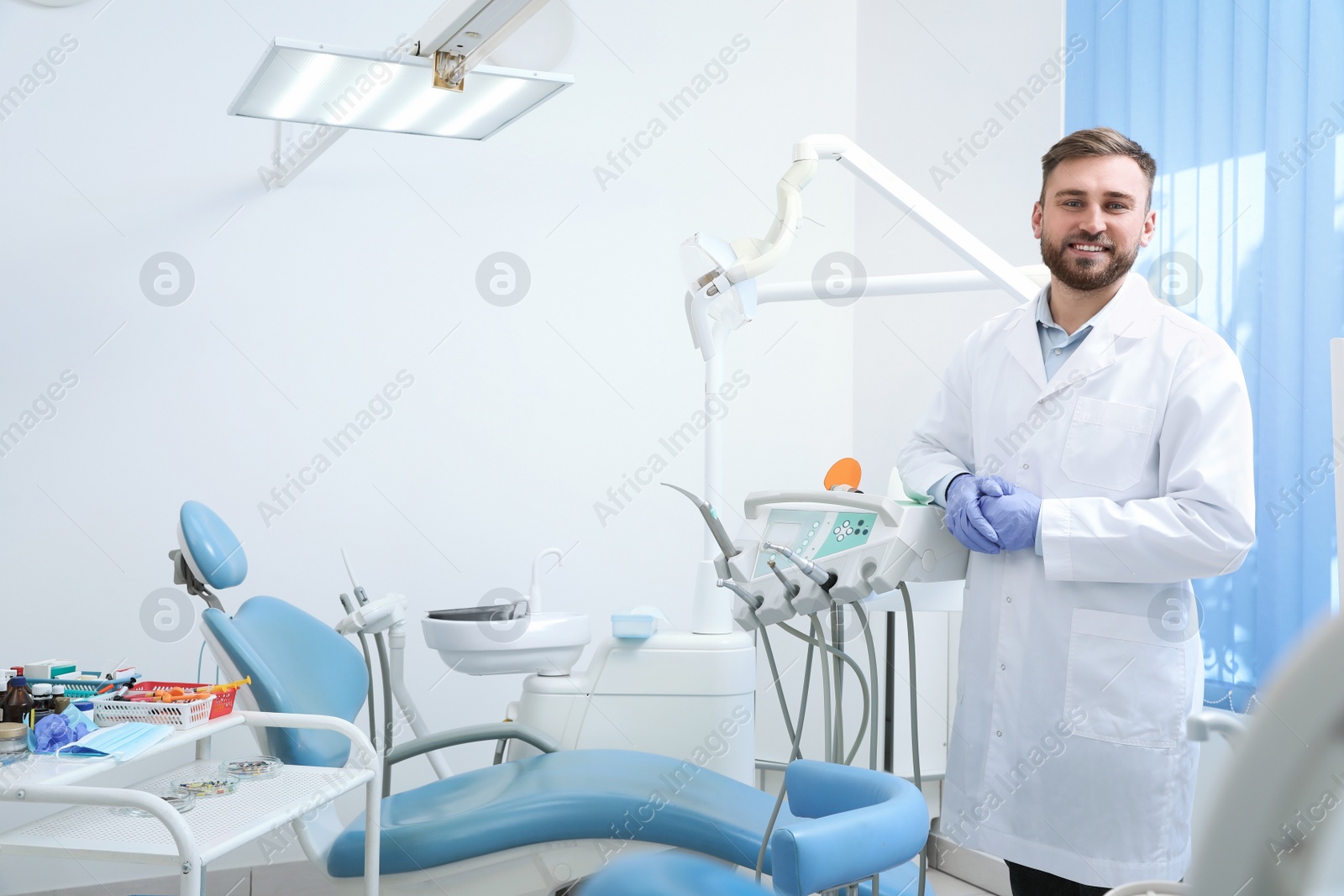 Photo of Portrait of professional dentist at workplace in clinic