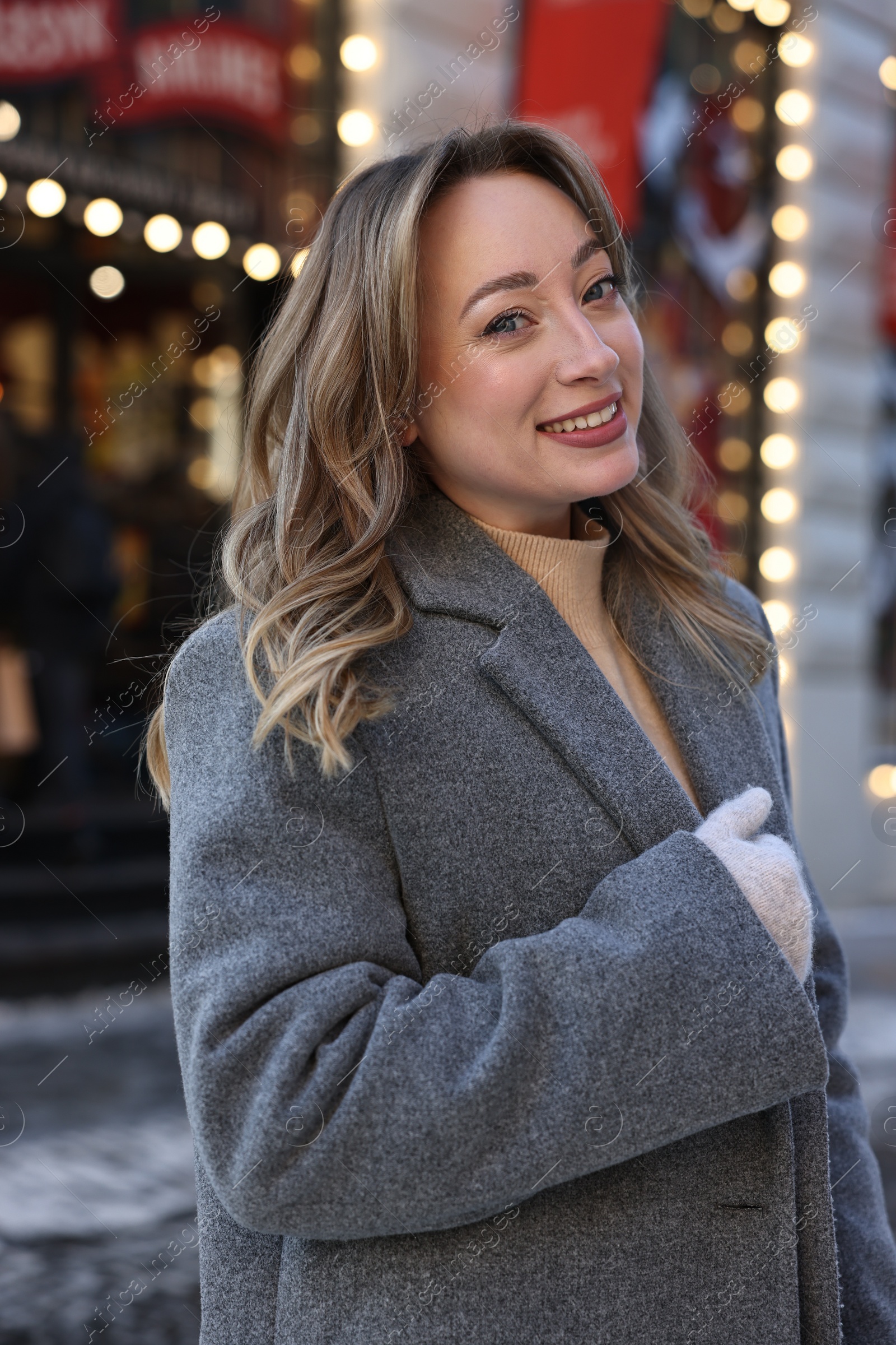 Photo of Portrait of smiling woman on city street in winter