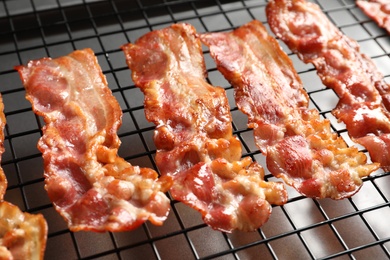 Cooling rack with bacon, closeup