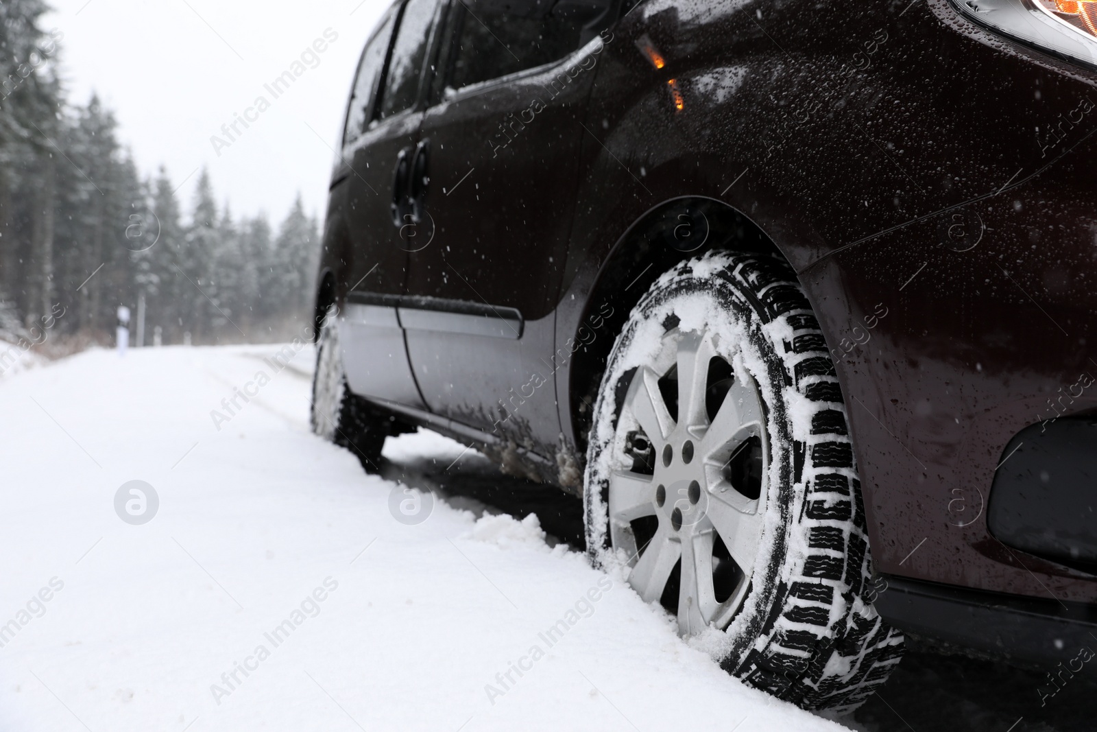 Photo of Closeup view of car on snowy winter day