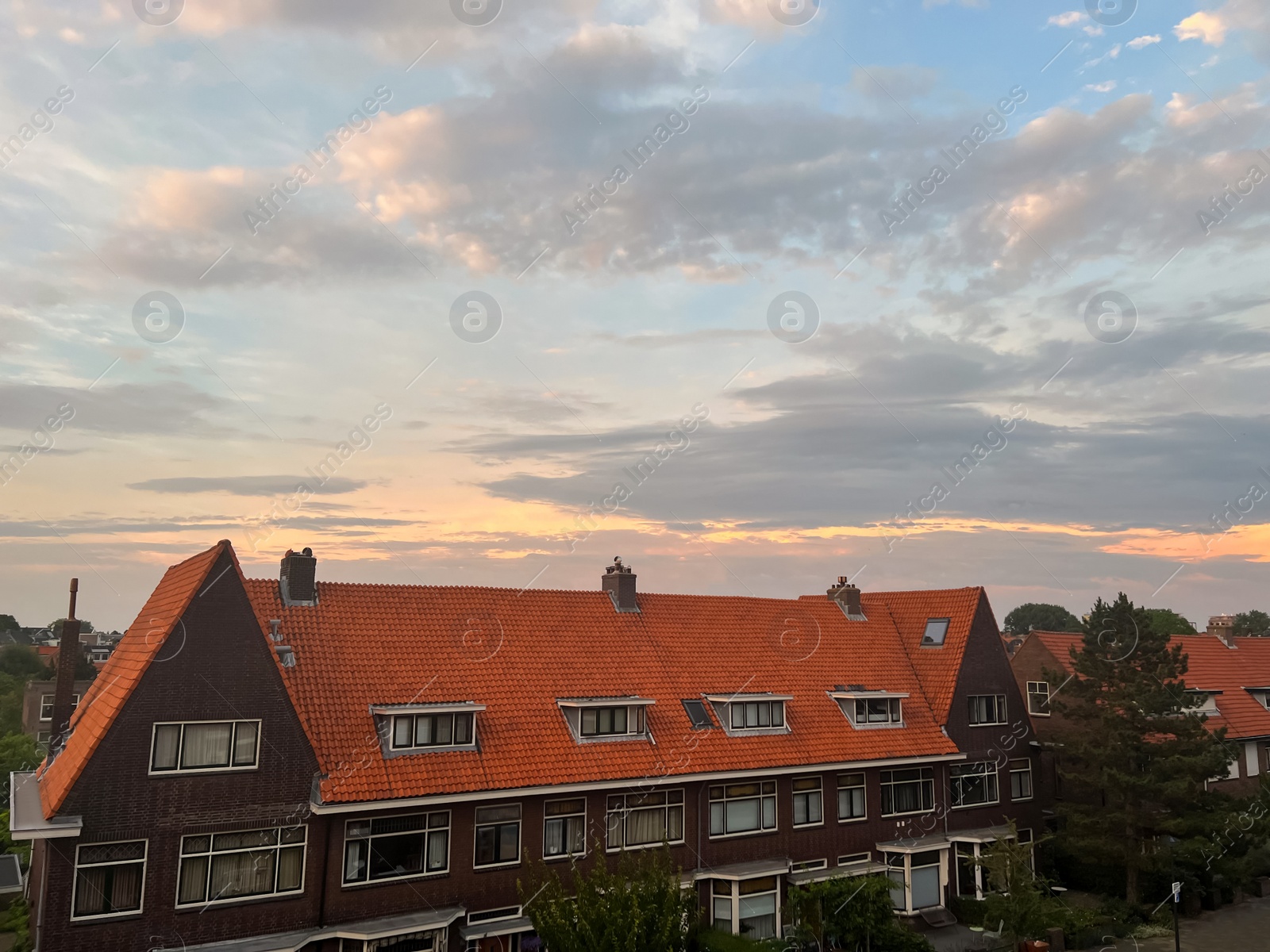 Photo of Beautiful view of cloudy sky over city in evening