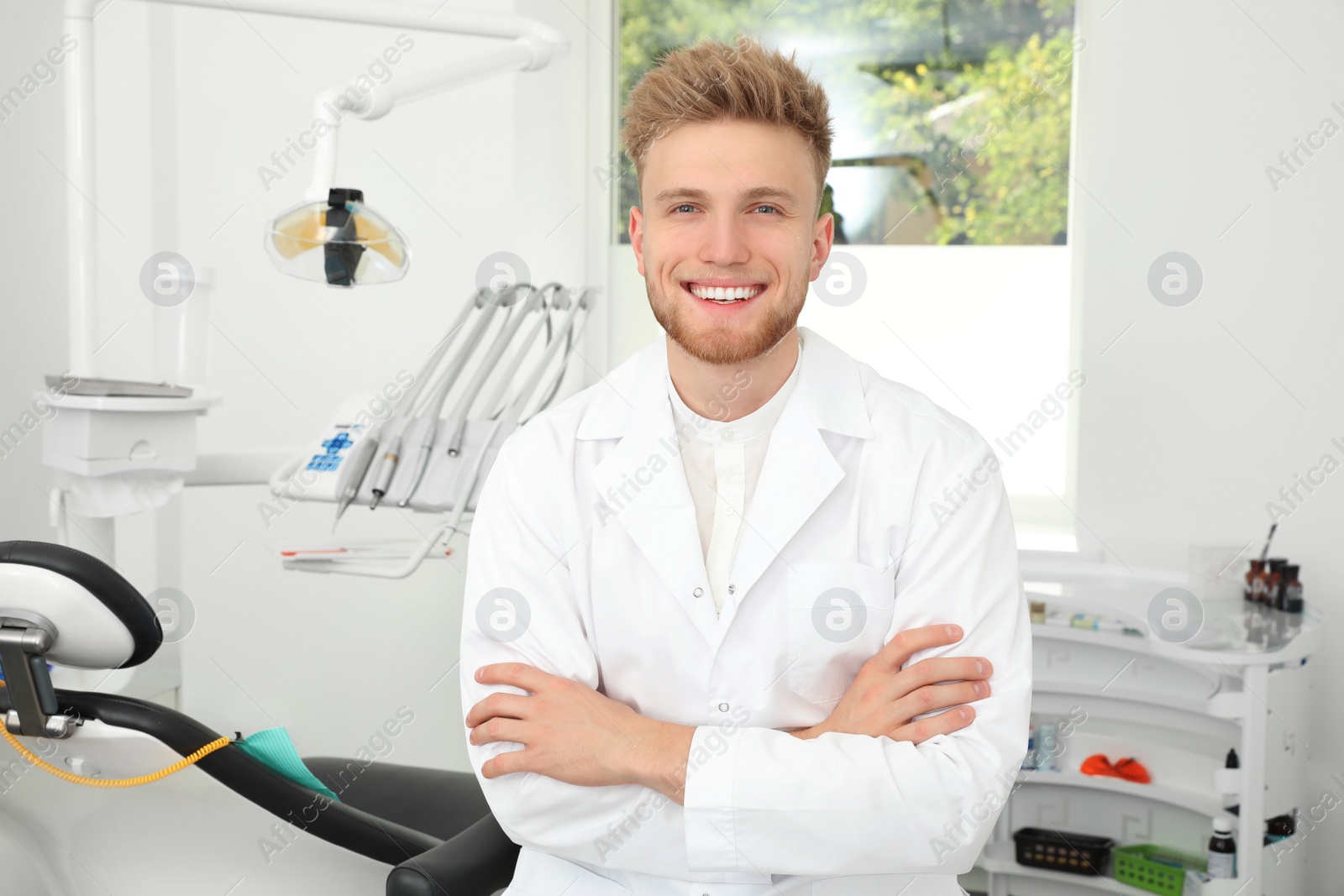 Photo of Portrait of professional dentist in modern clinic