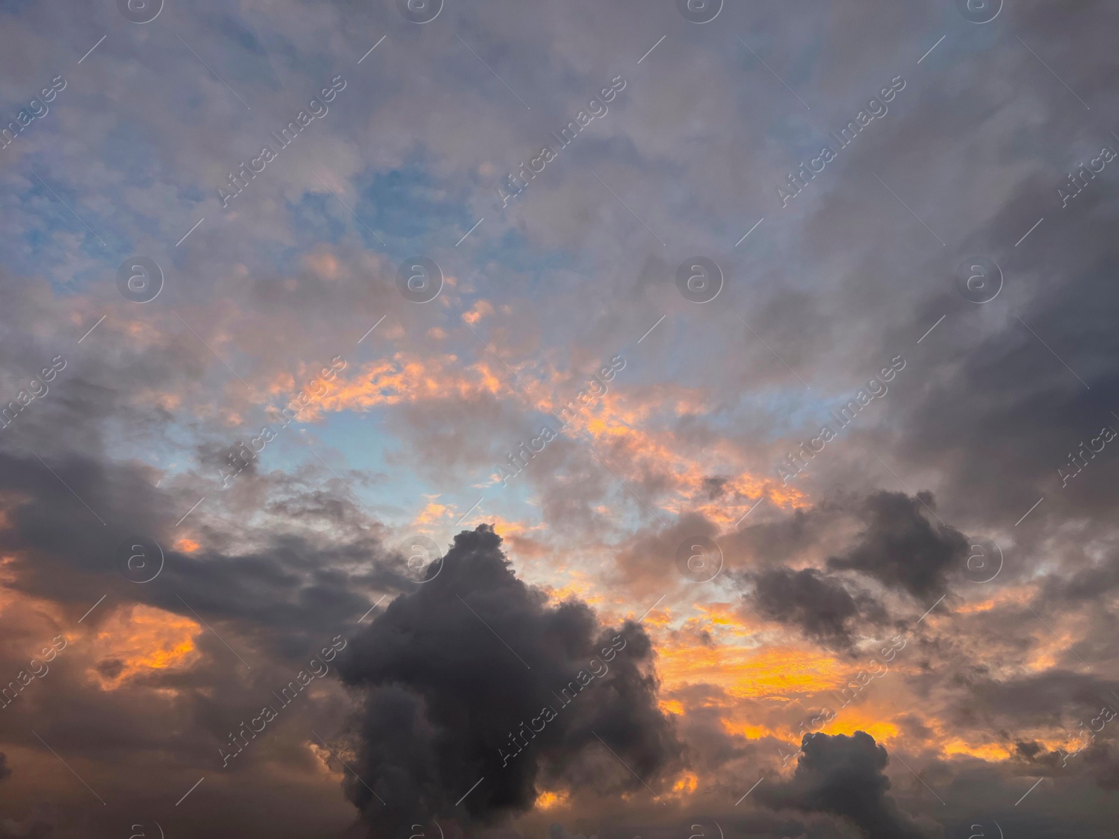 Photo of Picturesque view of cloudy sky at sunset