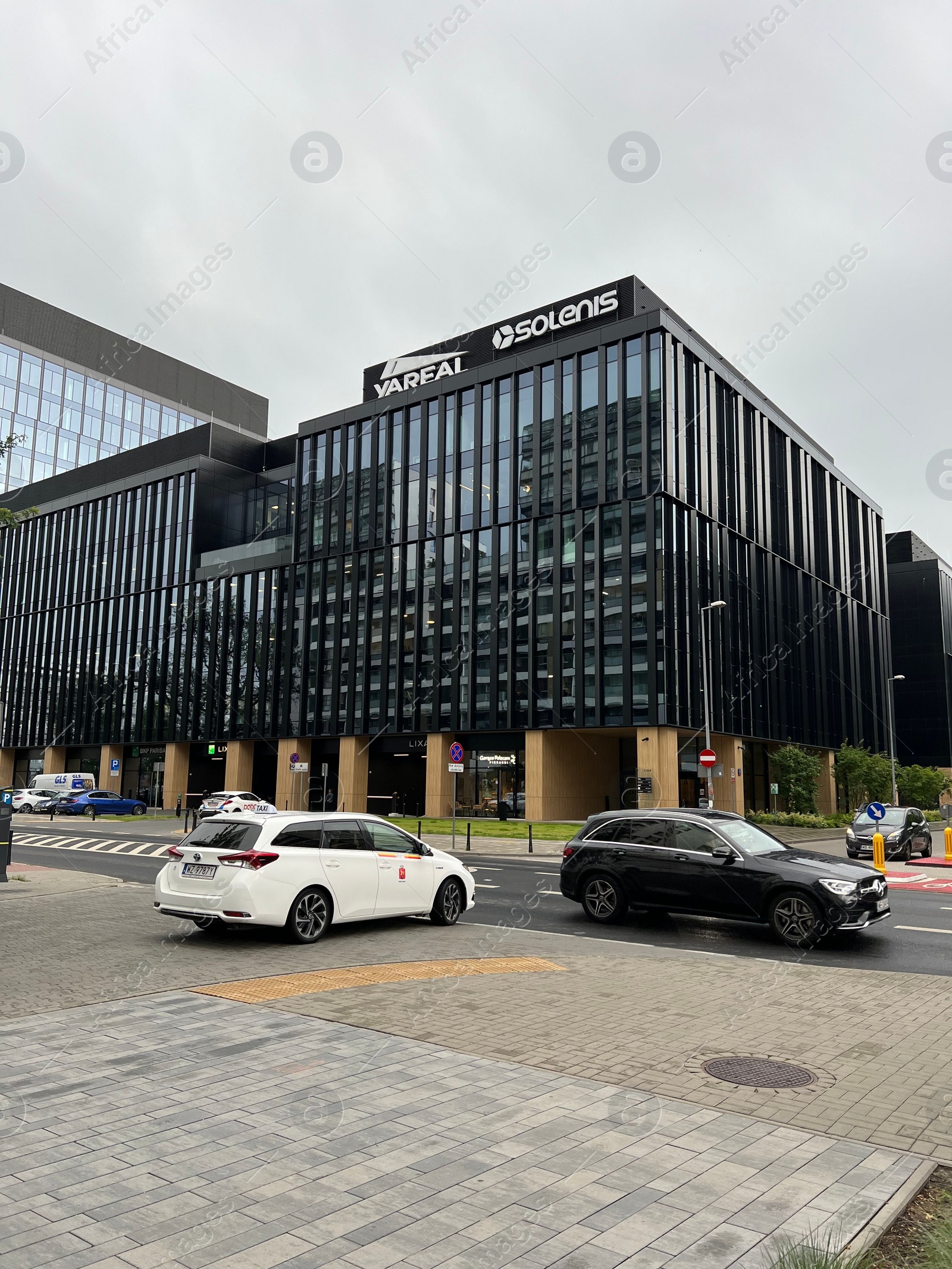 Photo of WARSAW, POLAND - JULY 11, 2022: Beautiful view of modern office building and traffic