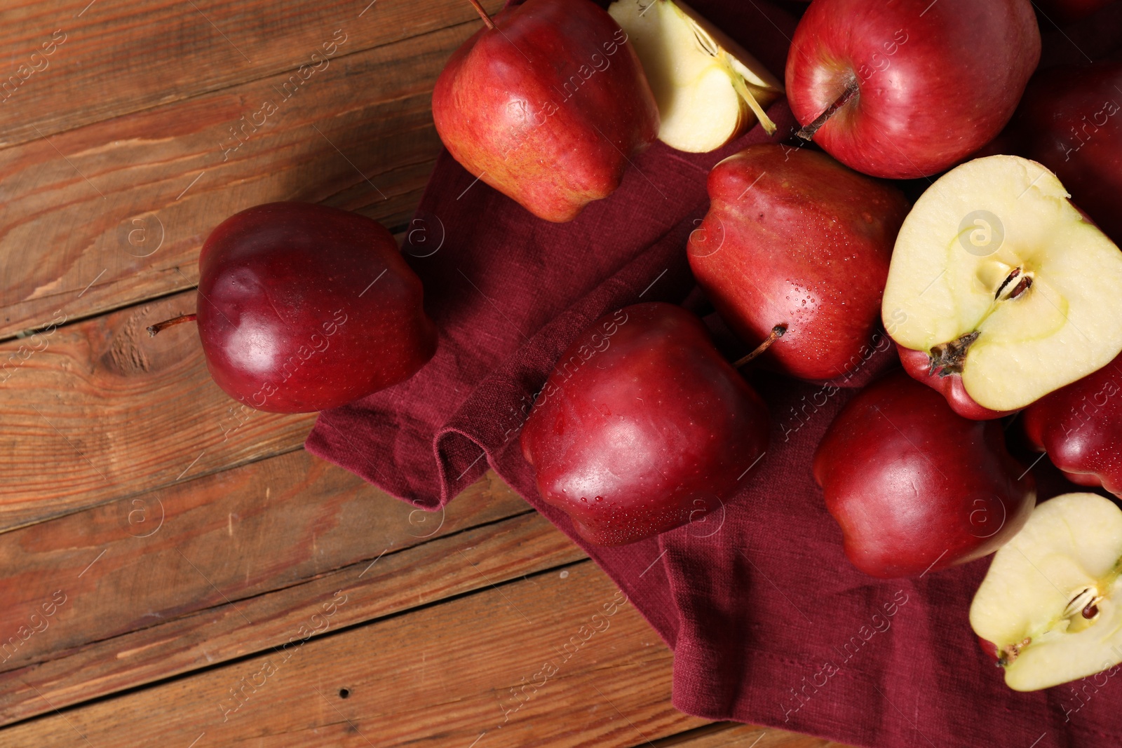 Photo of Fresh ripe red apples on wooden table, flat lay. Space for text