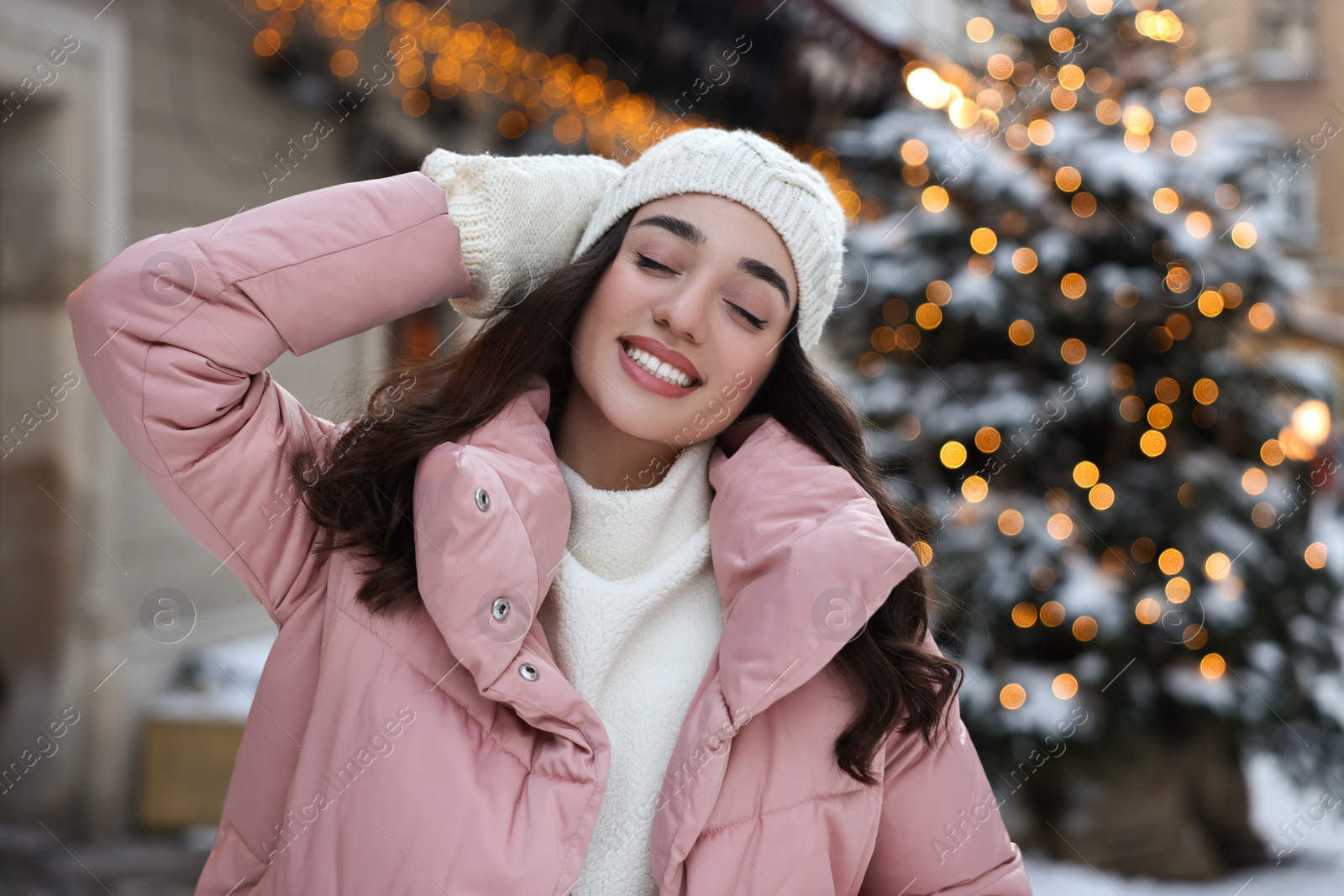 Photo of Portrait of smiling woman on city street in winter