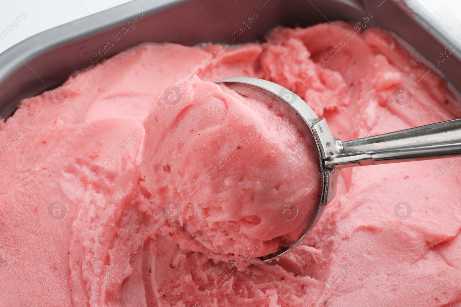 Photo of Scoop with delicious strawberry ice cream, closeup