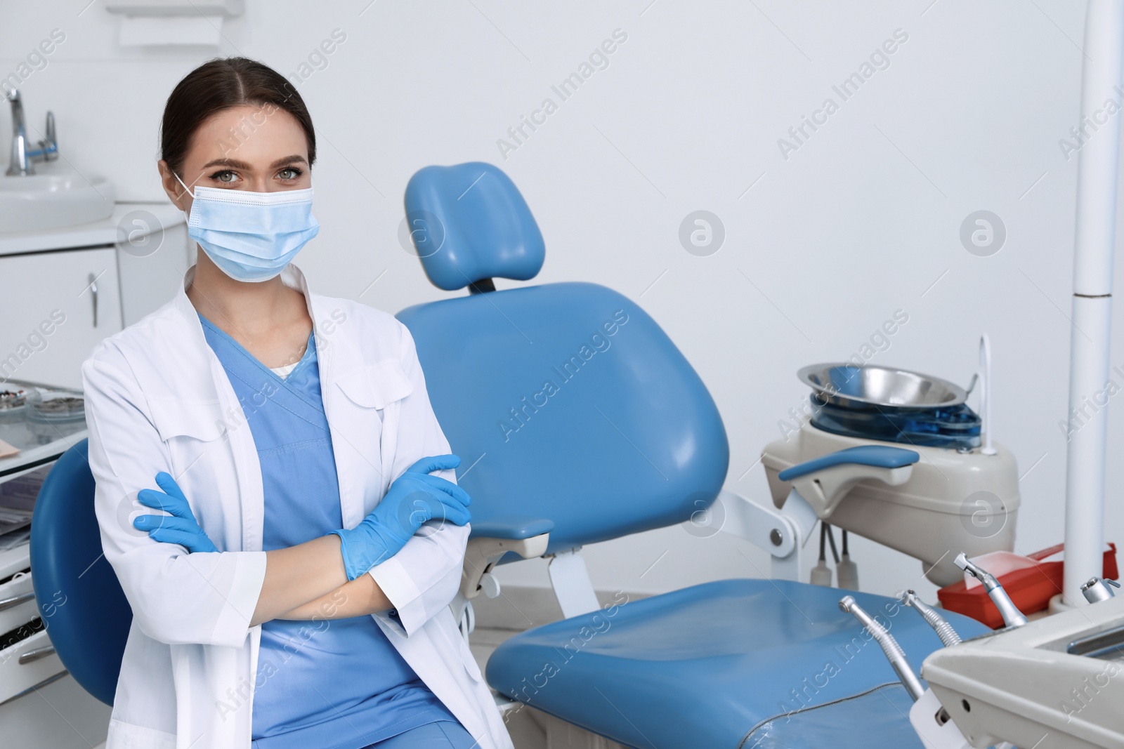 Photo of Portrait of professional dentist at workplace in clinic