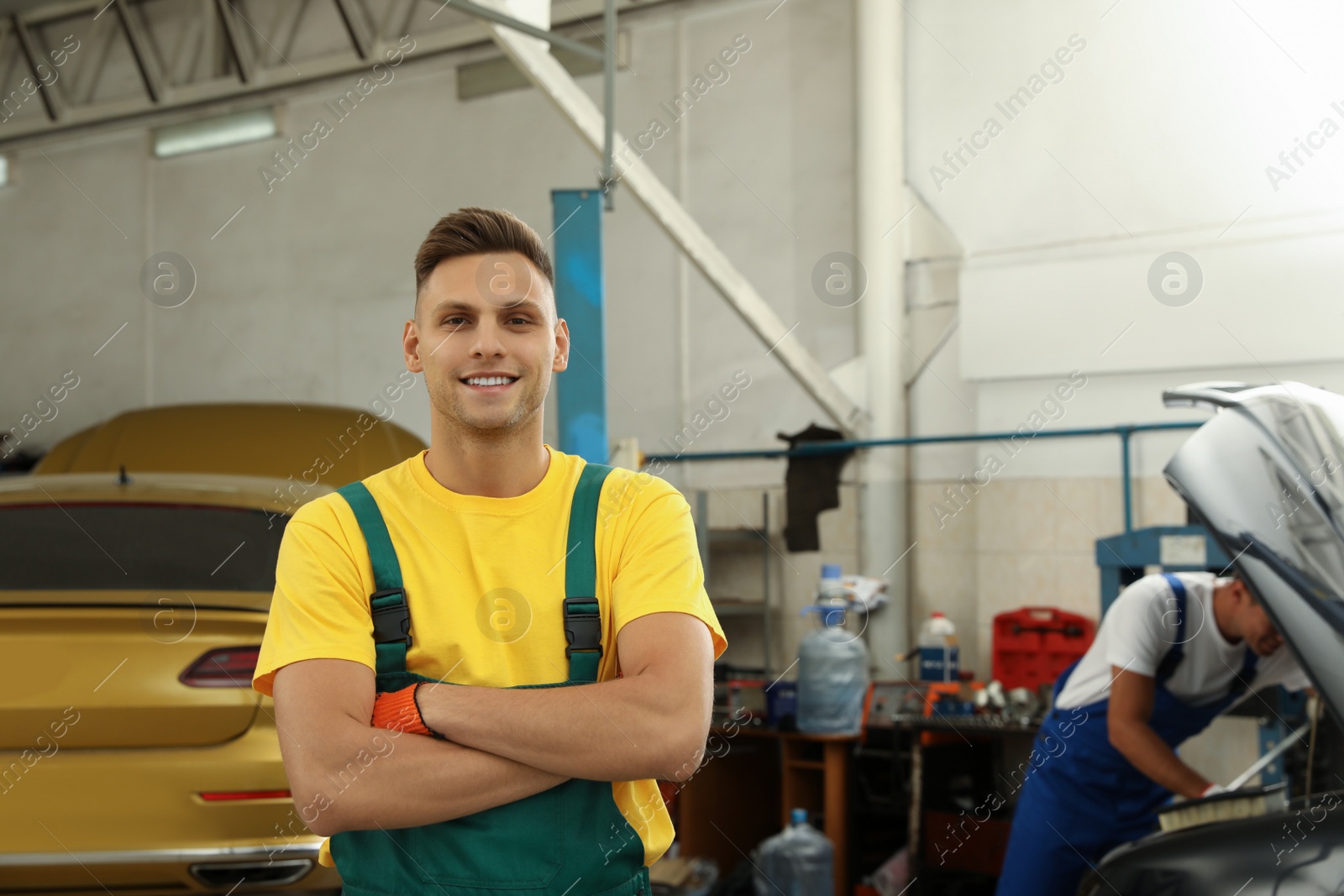 Photo of Portrait of professional mechanic at automobile repair shop