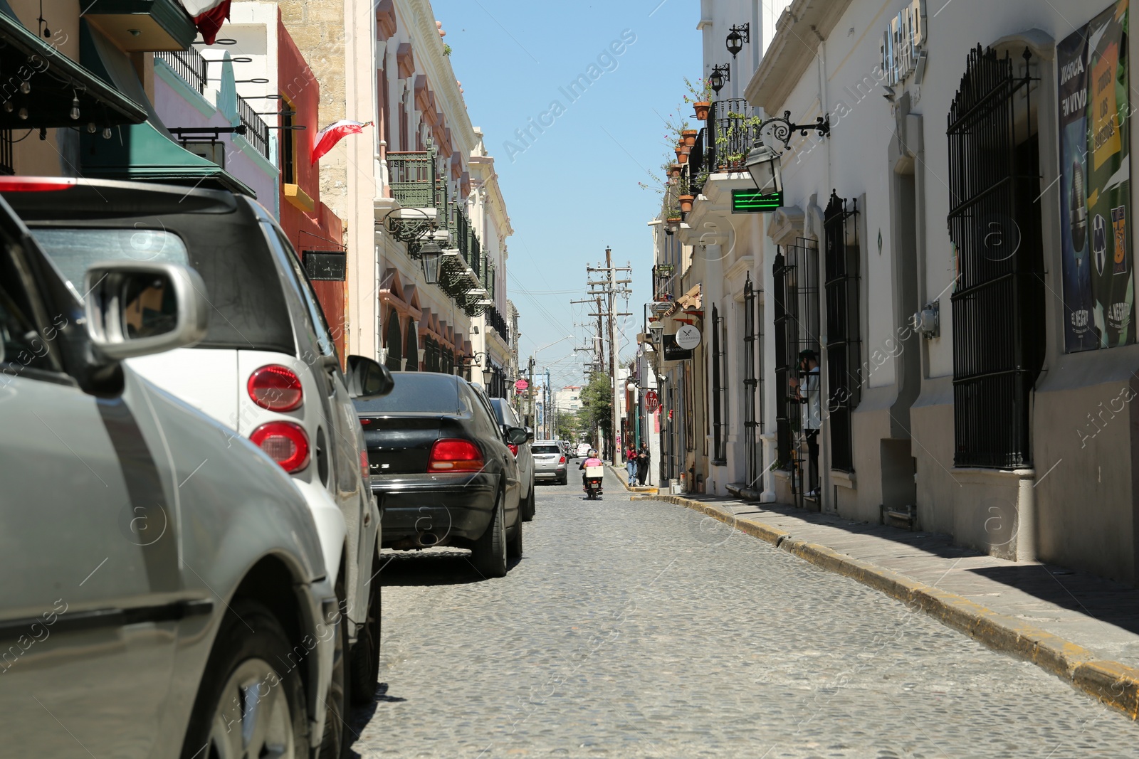 Photo of MONTERREY (NUEVO LEON), MEXICO - SEPTEMBER 29, 2022: Beautiful view of city street with parked cars on sunny day