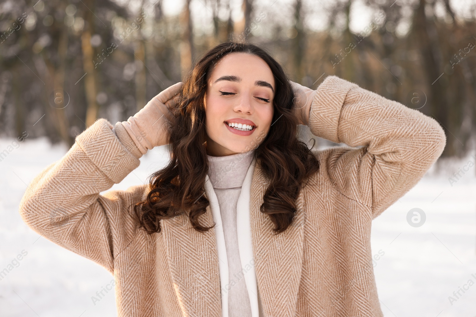 Photo of Portrait of smiling woman in winter snowy park