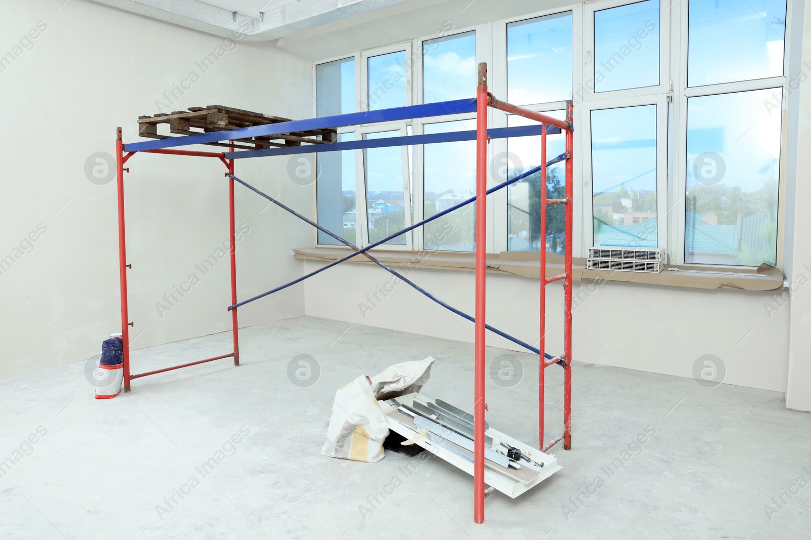 Photo of Scaffold in empty room prepared for renovation