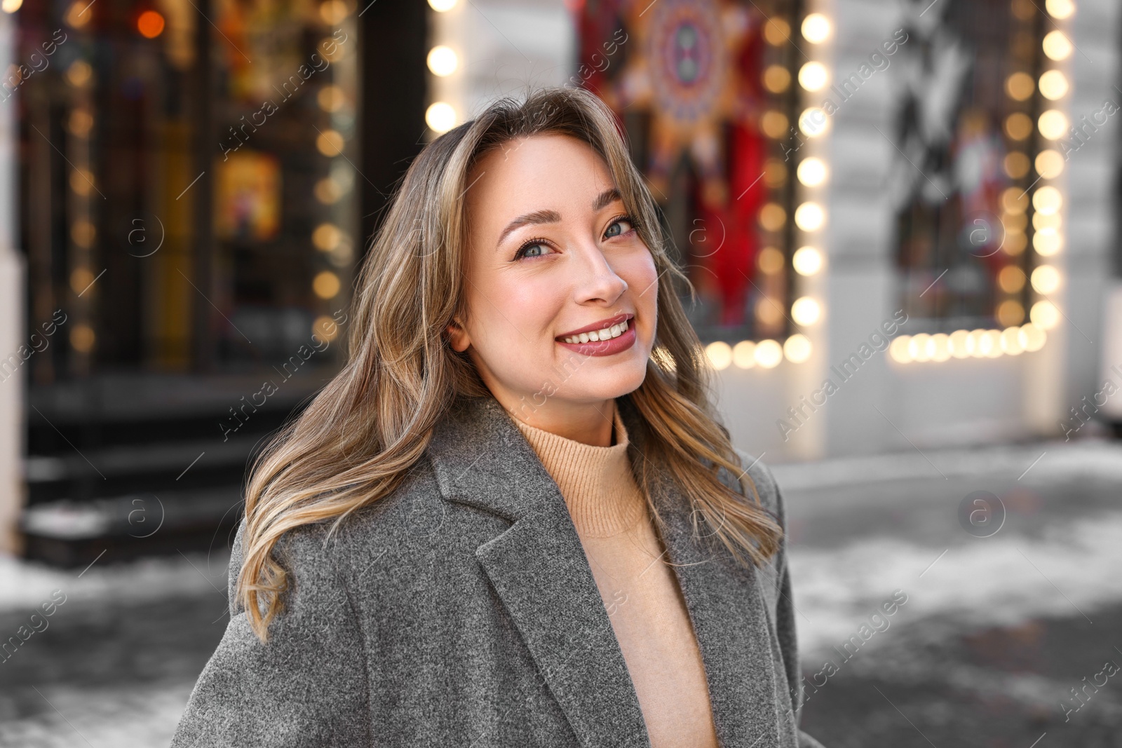 Photo of Portrait of smiling woman on city street in winter