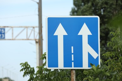 Photo of Right lane merges with traffic coming from other road sign outdoors