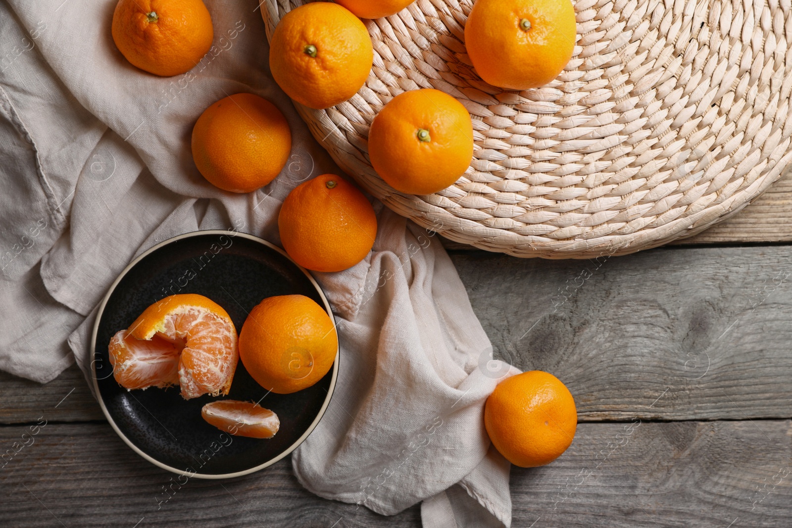 Photo of Many fresh ripe tangerines on wooden table, flat lay