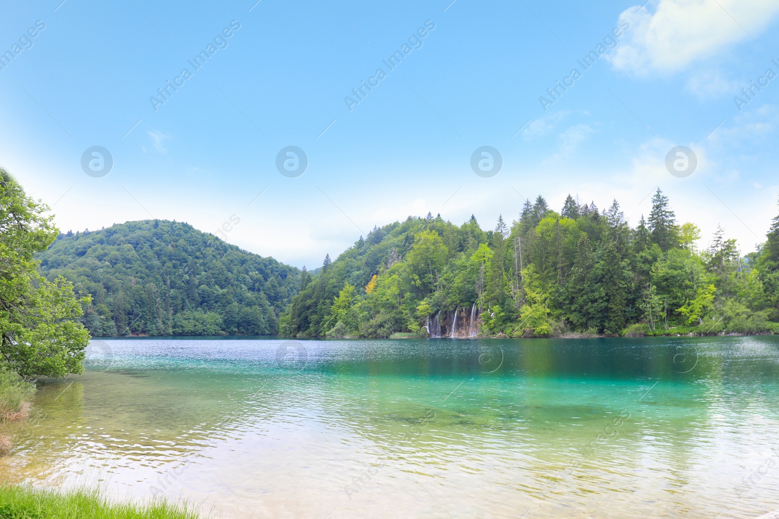 Photo of Picturesque view of river and mountains on sunny day