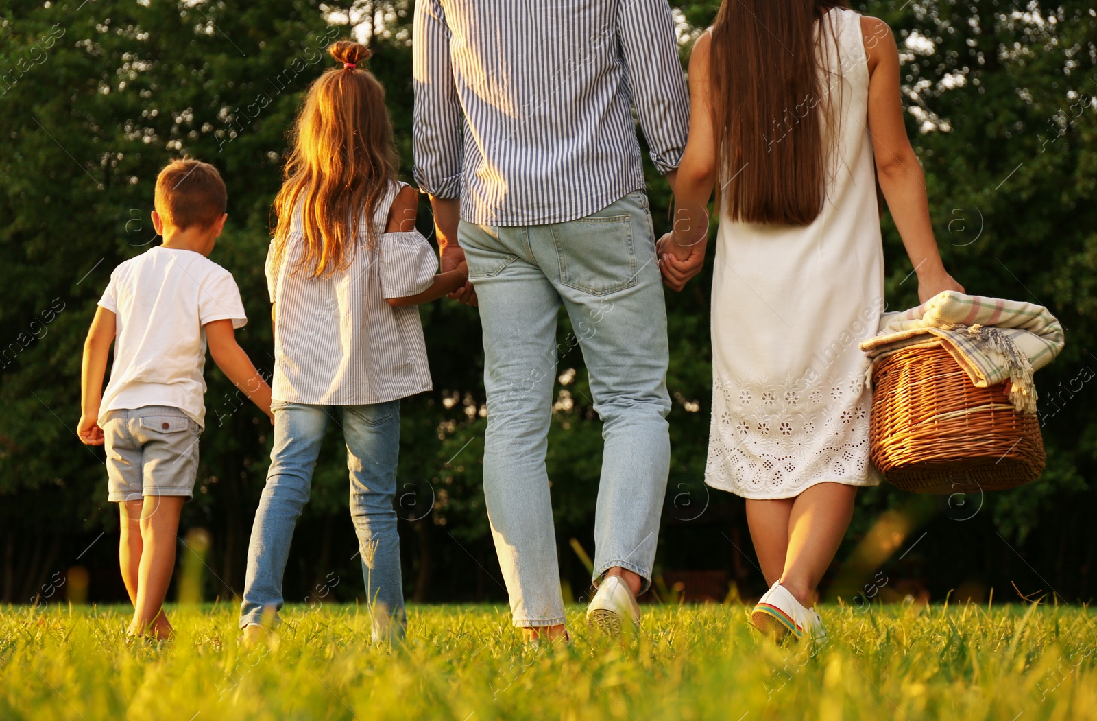 Photo of Happy family with picnic basket in park