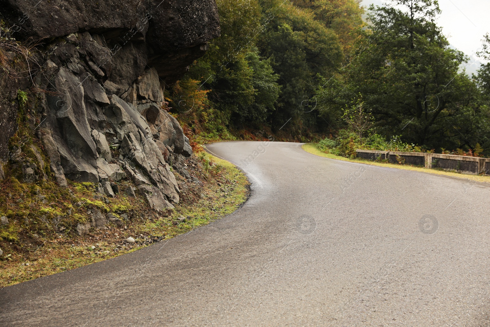 Photo of Beautiful view on empty asphalt road in mountains