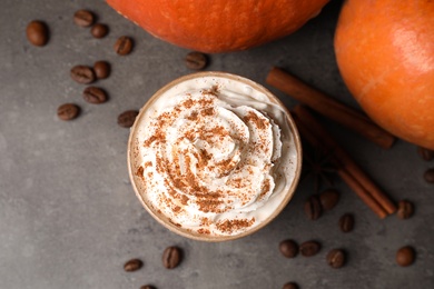 Flat lay composition with cup of tasty pumpkin spice latte on gray background