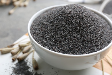 Poppy seeds in bowl on table, closeup