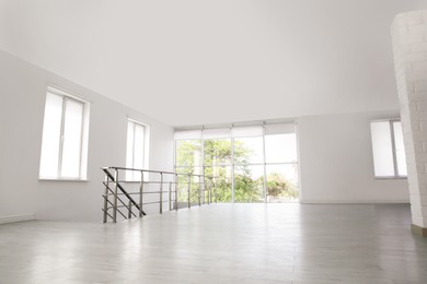 Empty room with windows and laminated floor