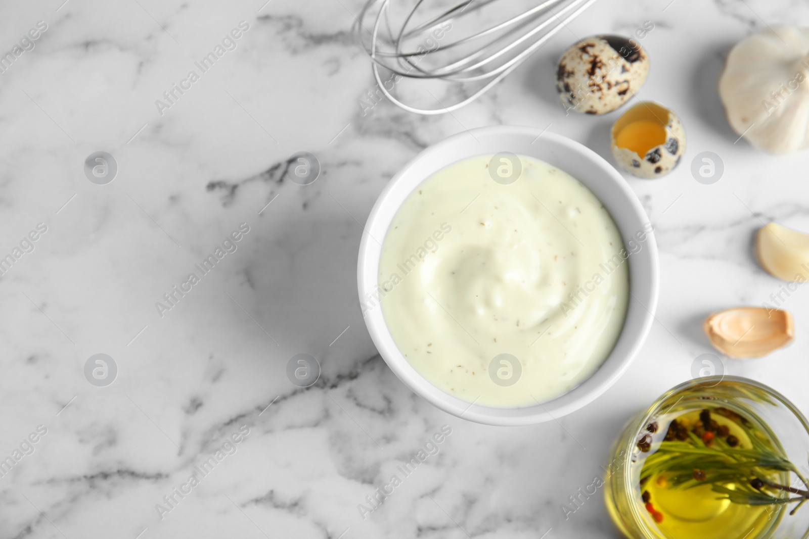 Photo of Flat lay composition with garlic sauce on marble background. Space for text