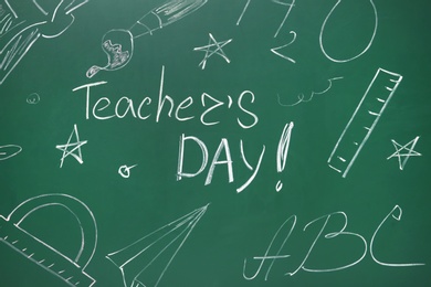 Photo of Green chalkboard with inscription TEACHER'S DAY and drawn stationery