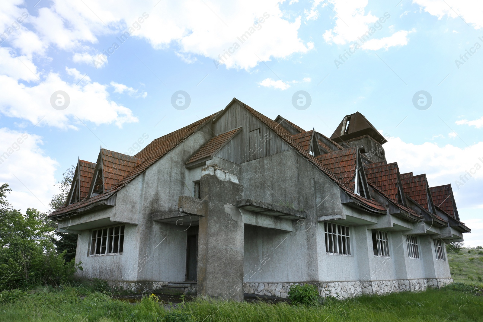 Photo of Old abandoned house in village on sunny day