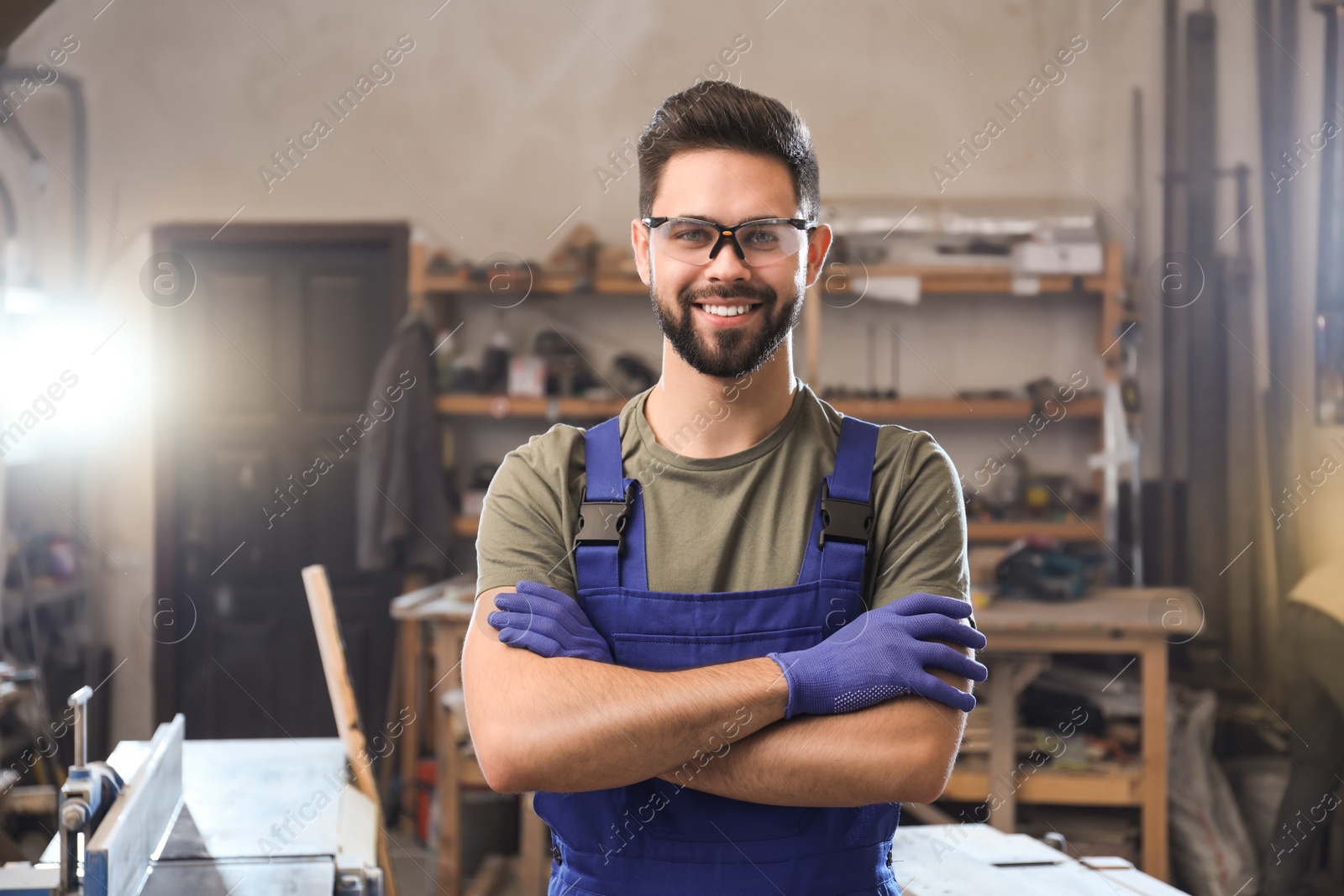 Photo of Portrait of professional male carpenter in workshop