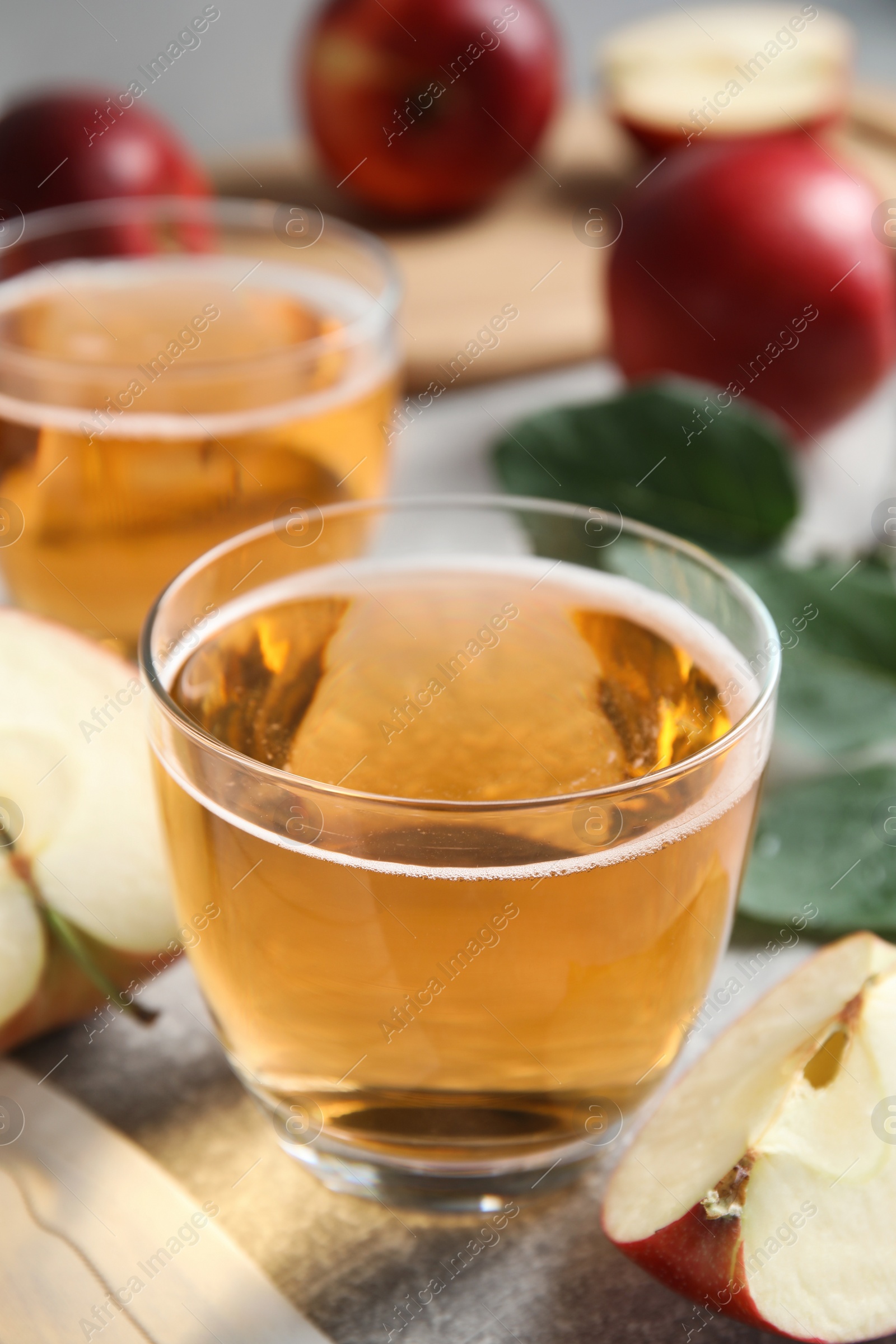 Photo of Delicious cider and ripe apple on table, closeup