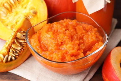 Photo of Bowl of tasty pumpkin jam on table, closeup