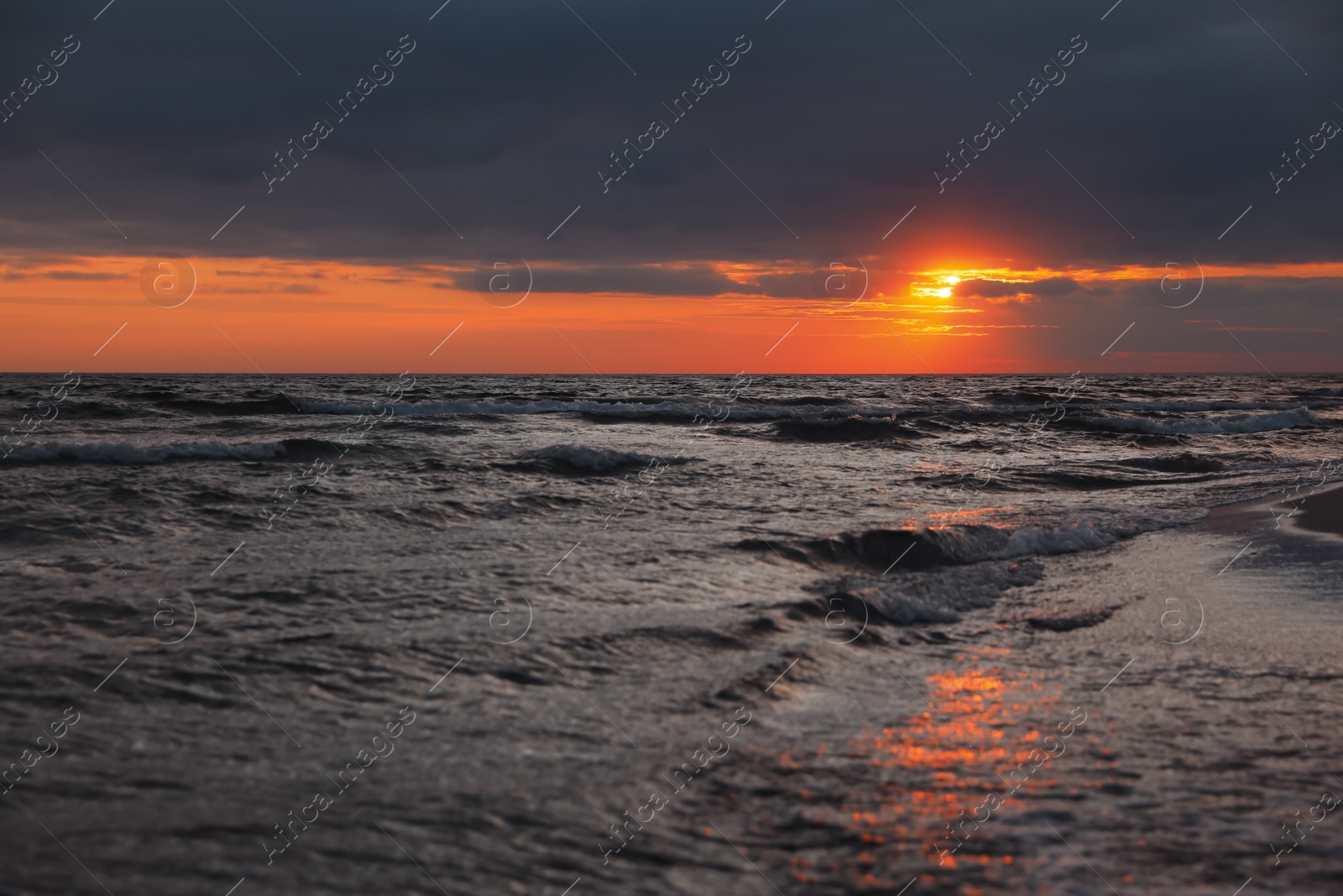 Photo of Picturesque view of cloudy sky over sea at sunset