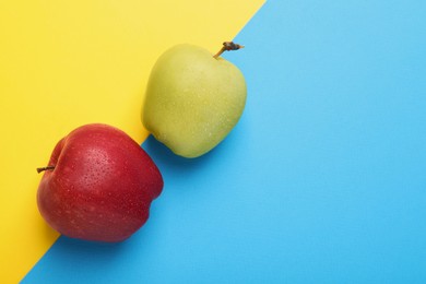 Photo of Ripe red and green apples on color background, flat lay. Space for text