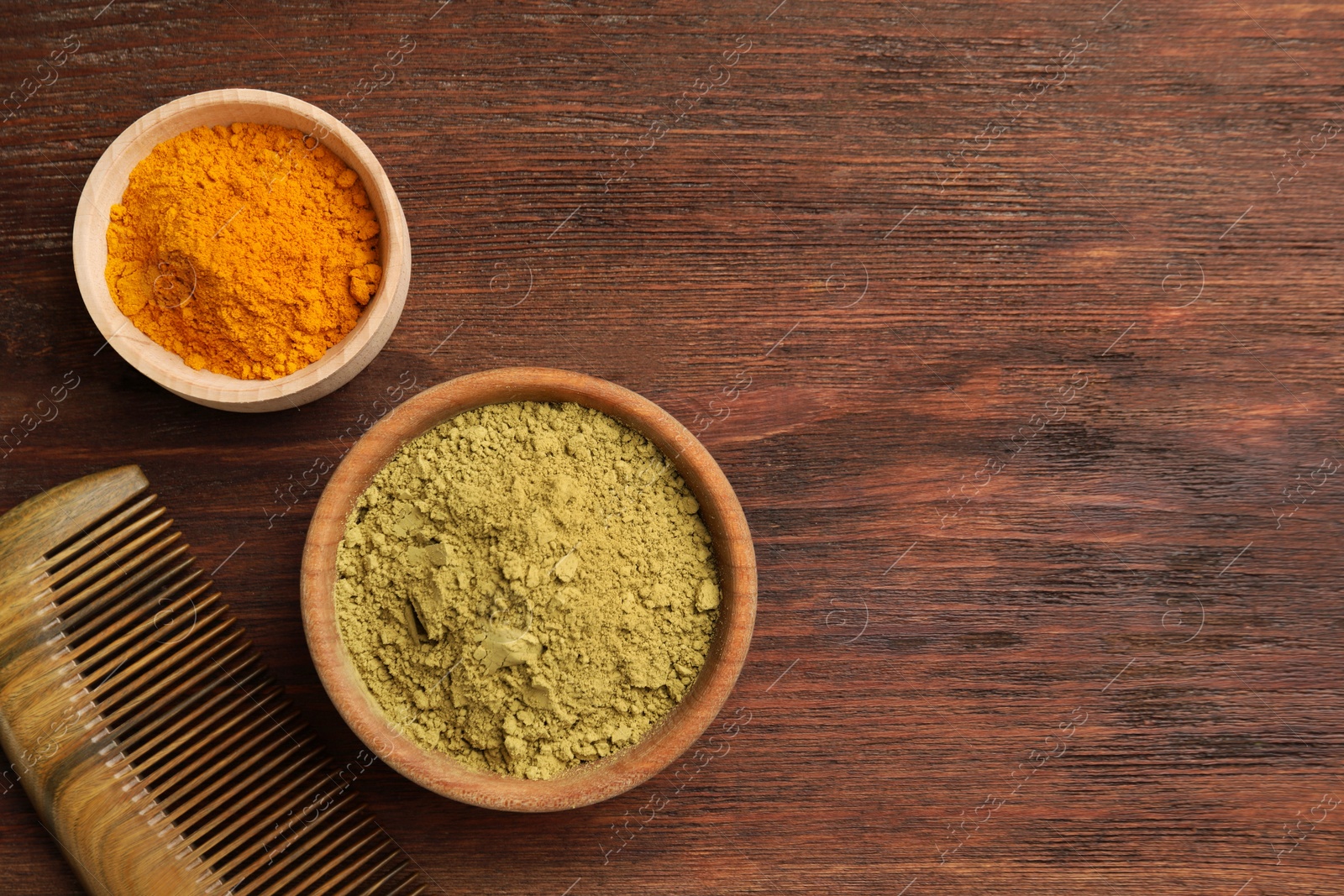 Photo of Comb, henna and turmeric powder on wooden table, flat lay. Space for text