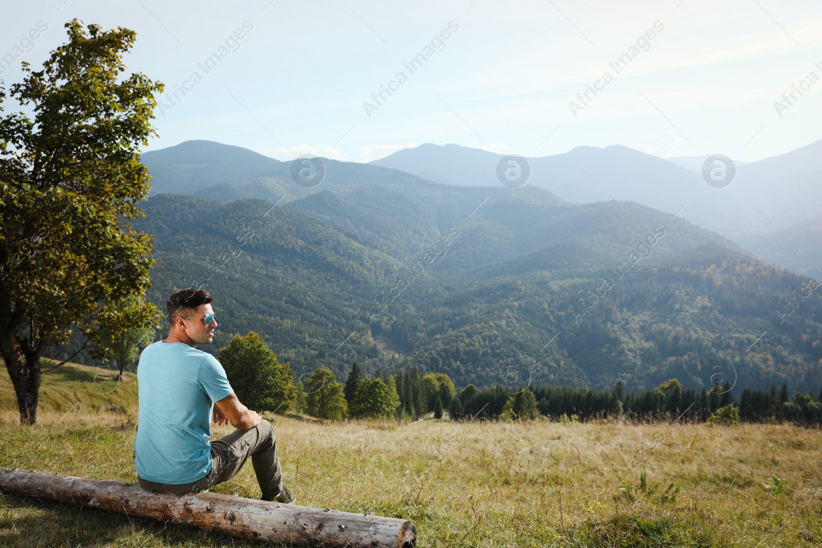 Photo of Man enjoying beautiful mountain landscape on sunny day