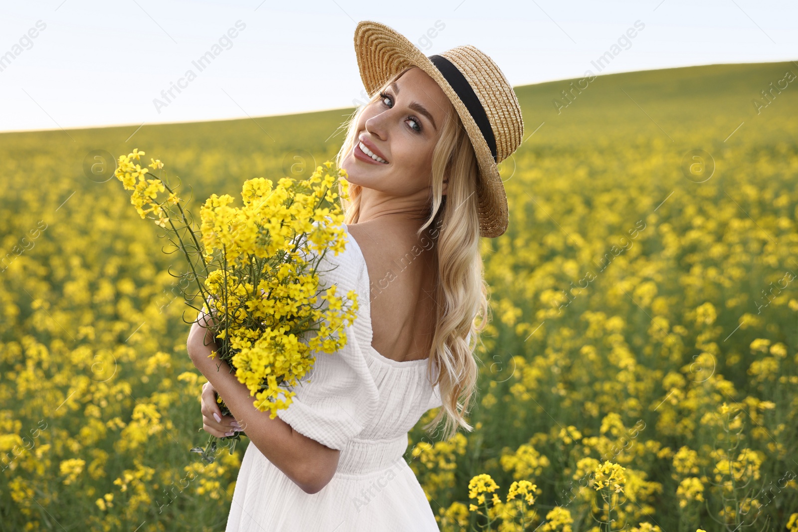 Photo of Portrait of happy young woman in field on spring day